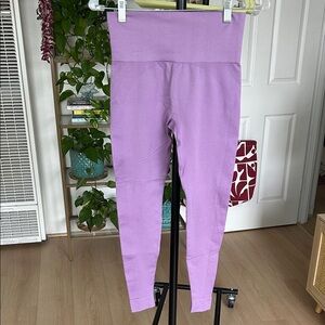 SET Active Women’s Leggings. Size Medium. Excellent Condition. 22” inseam.